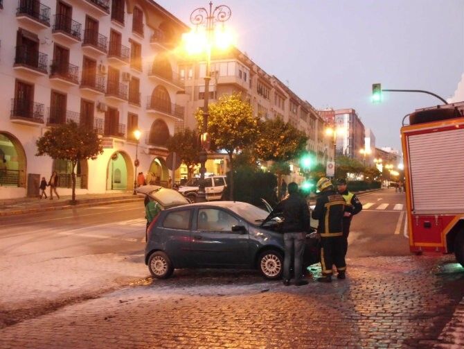 Sale ardiendo un coche mientras circulaba por el centro de la capital
