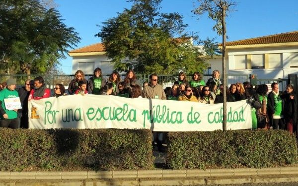 El Colegio Zenobia de Moguer se concentra por la escuela pública