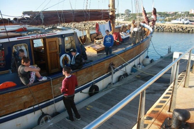 Unos 200 escolares visitan el velero Mapfre VO70 en el Puerto de Mazagón