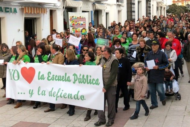Las Ampas de Moguer se manifiestan en defensa de la educación pública