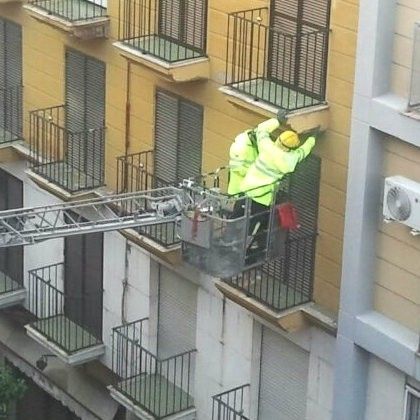 Los Bomberos previenen los desprendimientos de fachada por el viento