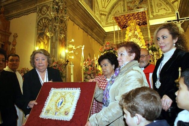 La Hermandad del Gran Poder de Almonte regala el pañito para el Traslado de la Virgen del Rocío a la aldea