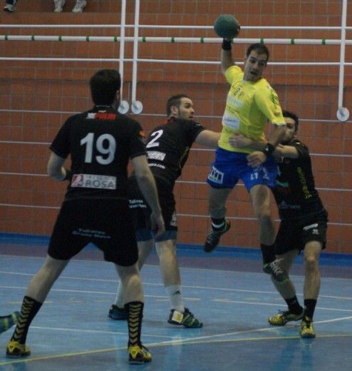 Un mal inicio y el arbitraje frustran una remontada de casta (25-25)