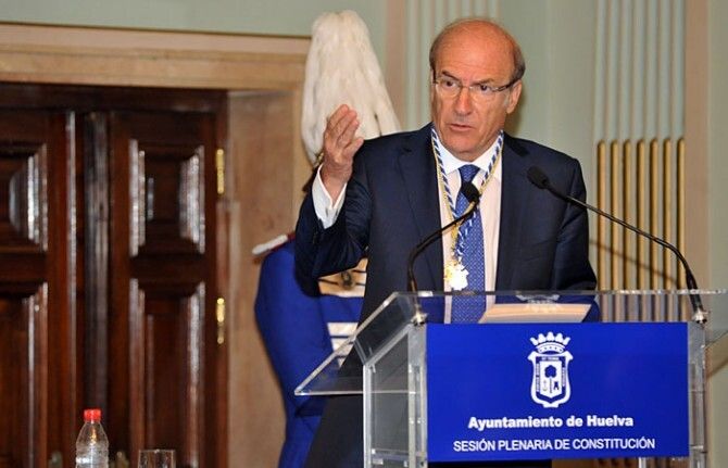 La reivindicación ciudadana y los fosfoyesos marcan la constitución del Ayuntamiento