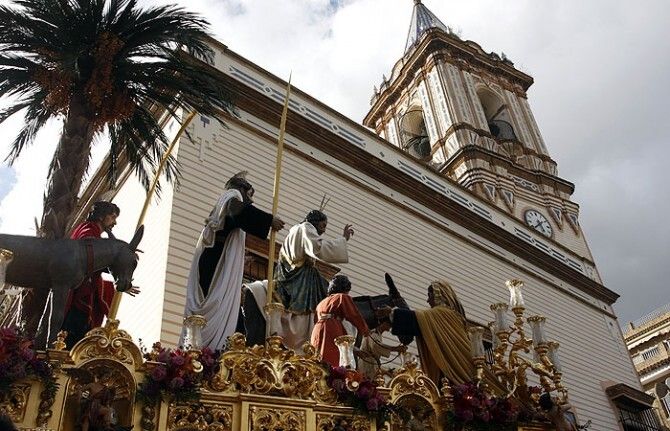 La Borriquita impone su esplendor alegre a la lluvia