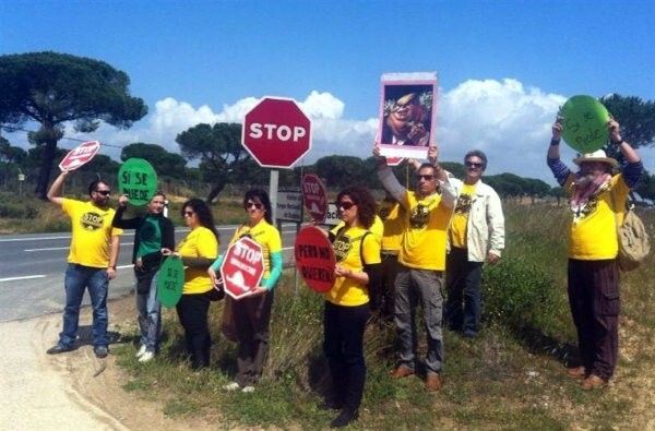 Miembros de la Plataforma de Afectados por la Hipoteca tratan de hacer un 'escrache' a Rajoy en Doñana