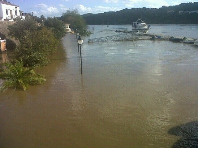 Una crecida del río Guadiana inunda el puerto y la playa fluvial de Sanlúcar