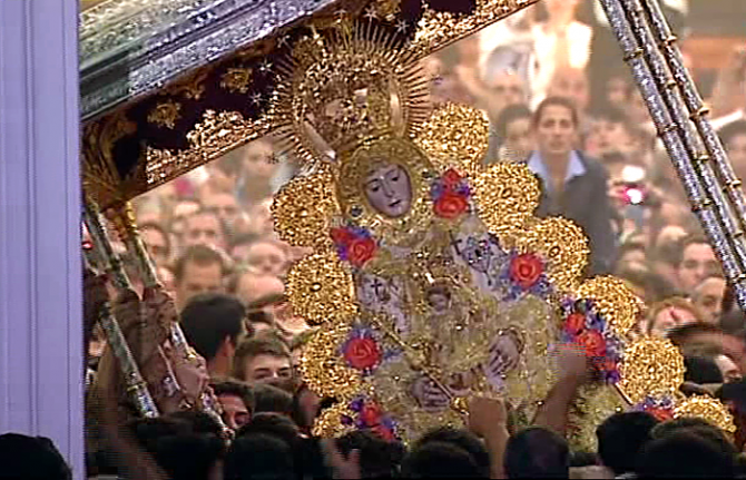 La rotura de uno de los varales suspende la procesión de la Virgen
