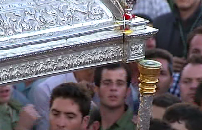 La rotura de uno de los varales suspende la procesión de la Virgen