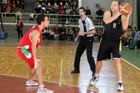 El Enrique Benítez deberá hacer una machada en la vuelta (88-64)