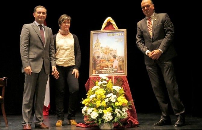 Una imagen del simpecado anuncia ya en Moguer la Romería del Rocío