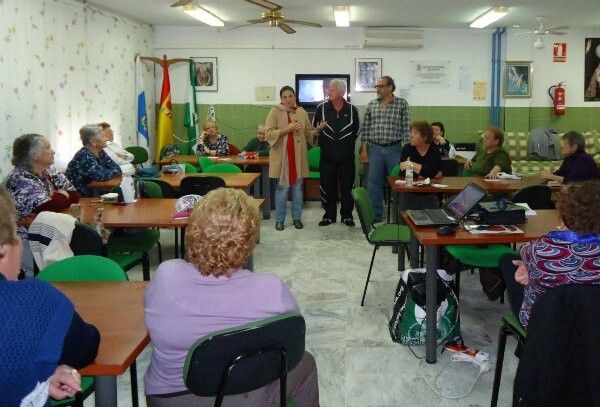FACUA Huelva realizó una jornada de formación en el centro de mayores del  Torrejón