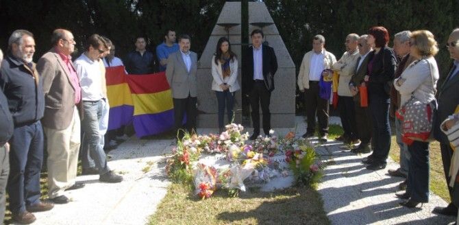 El PSOE rinde homenaje 'a los que lucharon por la libertad' en el aniversario de la II República