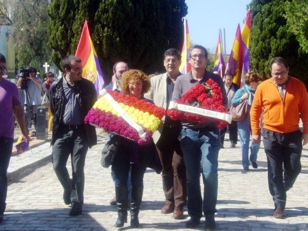Izquierda Unida y el PCA homenajean la memoria de las víctimas 'de la represión franquista' en Huelva