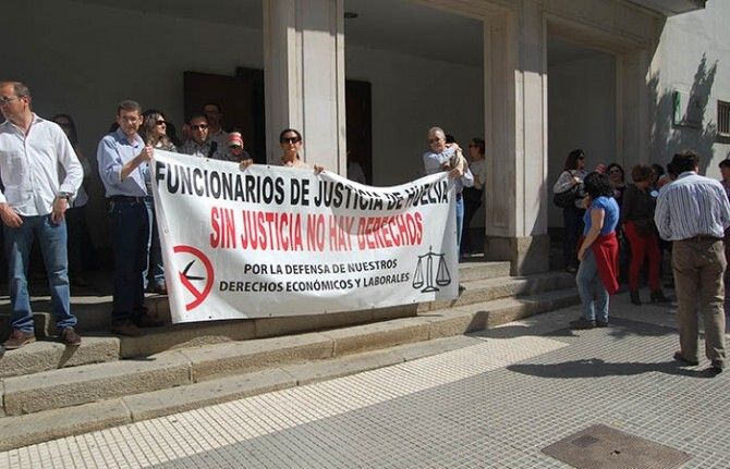 La Plataforma por la Defensa de la Justicia mantiene su pulso contra la privatización de los registros civiles