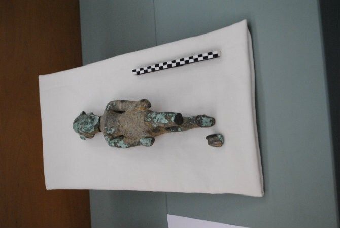 Recuperan una escultura fenicia que trataban de vender por internet
