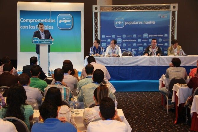 Sanz destaca en Huelva que el PP convertirá en más eficaz, ágil y barata la administración local