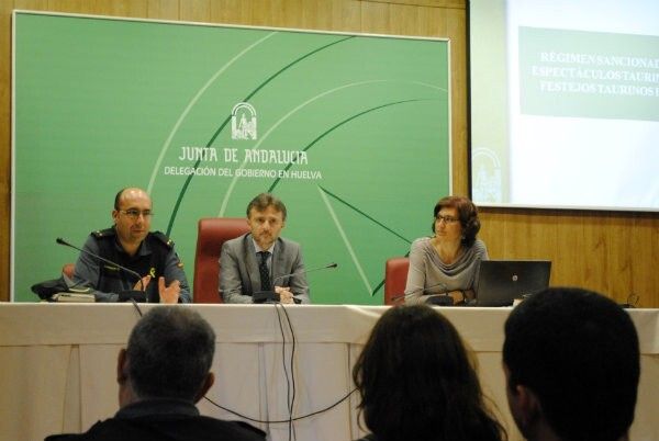 El delegado del Gobierno mantiene un encuentro con las autoridades de las plazas de toros