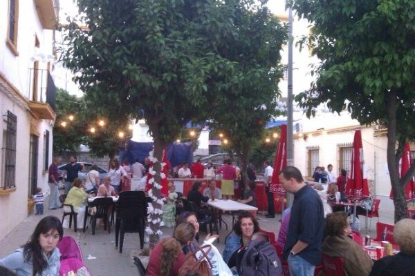 La Hermandad de las Tres Caídas celebra la III 'Velá Virgen del Amor' en el Pasaje Alonso de Palos