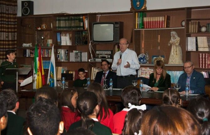 Pedro Rodríguez comparte sus inquietudes con 130 niños de siete colegios de Huelva