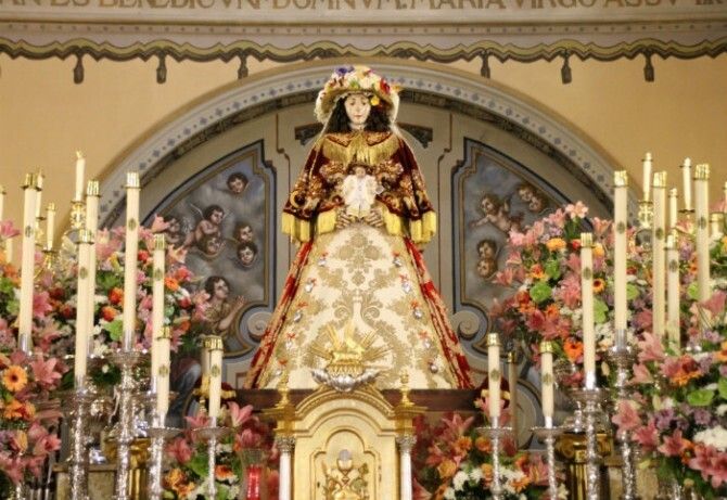 La Virgen del Rocío ya espera el traslado vestida de pastora