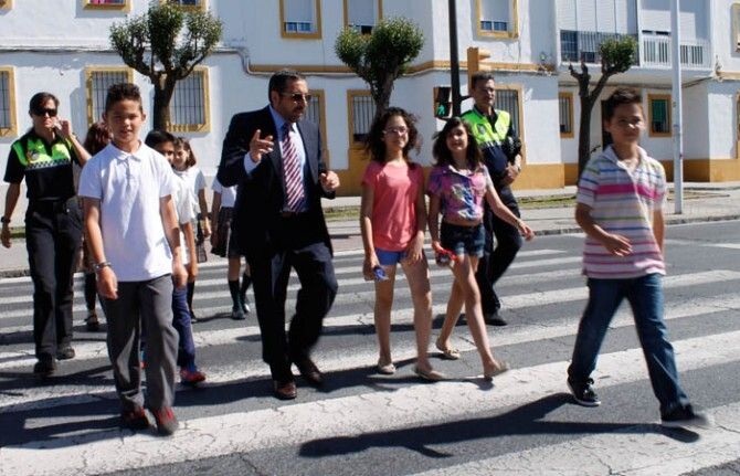El jefe provincial de Tráfico fomenta el hábito de andar entre los escolares