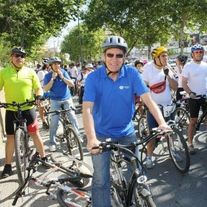 El alcalde se pone el casco en la Fiesta de la Bici