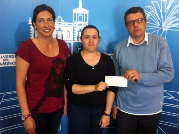 La Asociación de Automoción  de Valverde entrega 1.650 euros a la niña Andrea Rengel