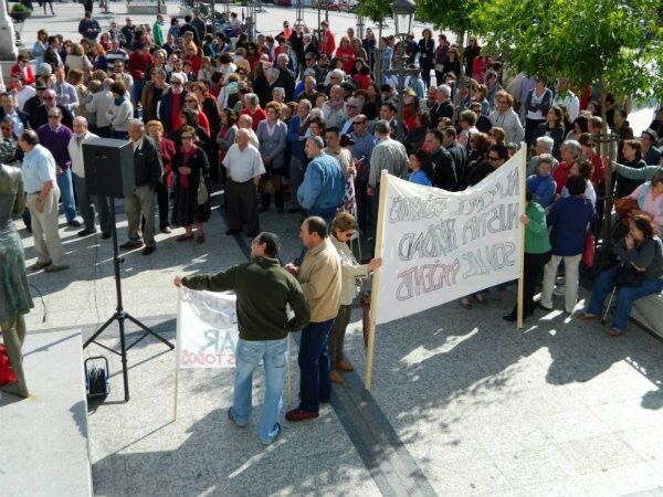 Trabajadores del Centro de Salud y vecinos de Aracena muestran su apoyo al doctor Óscar Rubio