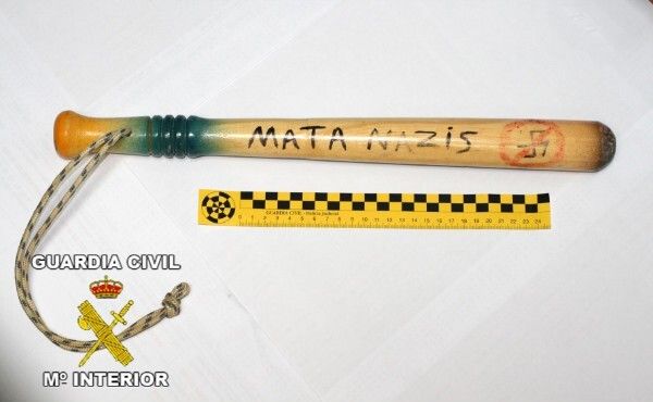 Detenidos dos individuos por una agresión con un bate marcado con la leyenda 'Matanazis'