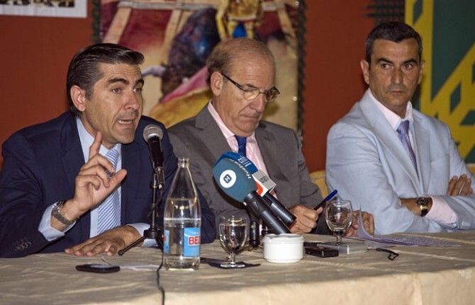 Expectación ante un cartel colombino de arte y sentimiento