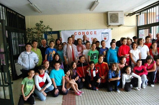 Más de 400 alumnos participan en el programa intergeneracional 'Conocer a tus mayores'