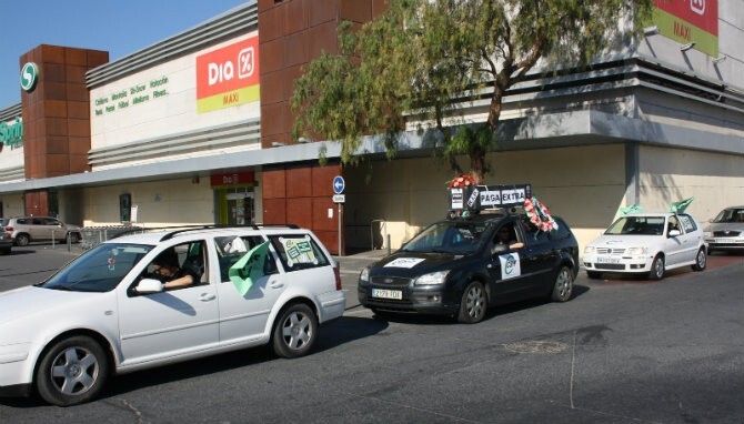 Caravana ‘fúnebre’ por “la muerte” de las pagas extra de los empleados públicos de la Junta
