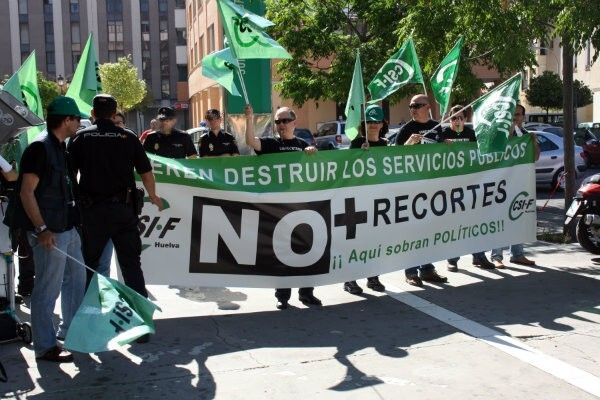 CSIF se concentra contra el recorte de las pagas extra a 19.000 empleados públicos de Huelva