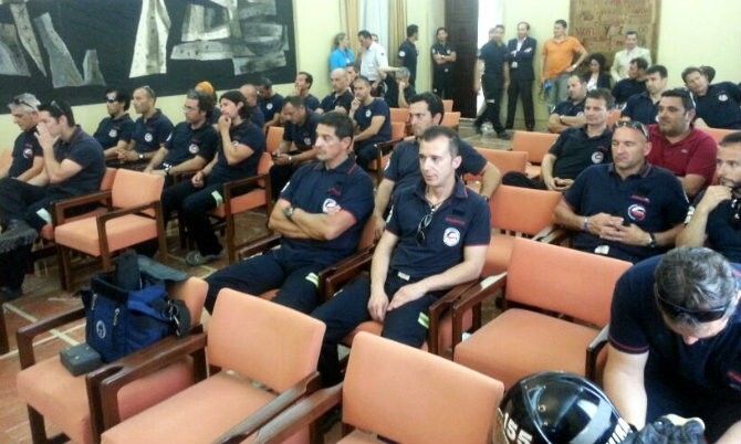 Bomberos del Consorcio se encierran en el pleno de Diputación