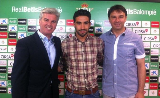 El Betis hace oficial el fichaje de Chuli para las cuatro próximas temporadas