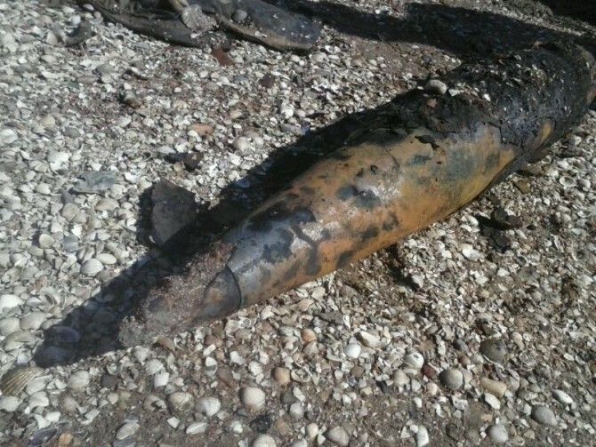 Un submarinista encuentra en Isla Cristina un proyectil sin explosionar