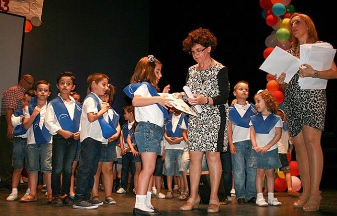 Los escolares cartayeros despiden el curso con fiestas, graduaciones y representaciones teatrales