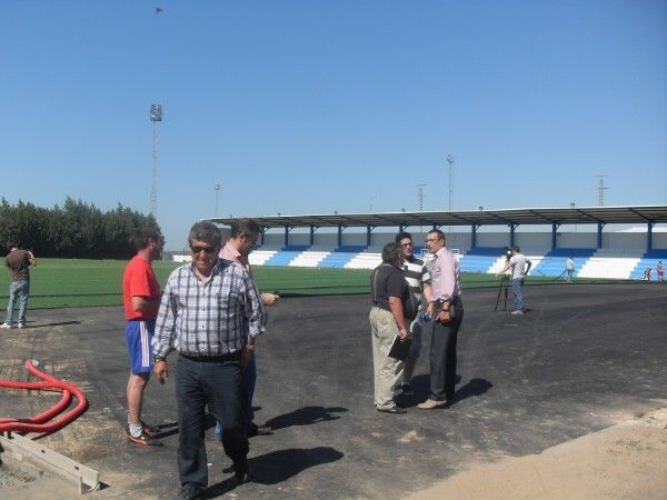 A punto de finalizar las obras del nuevo césped artificial del estadio Las Viñas
