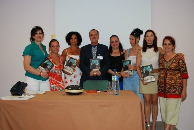 Cobos Wilkins clausura el curso 2012/13 de su club de lectura del Centro Penitenciario de Huelva