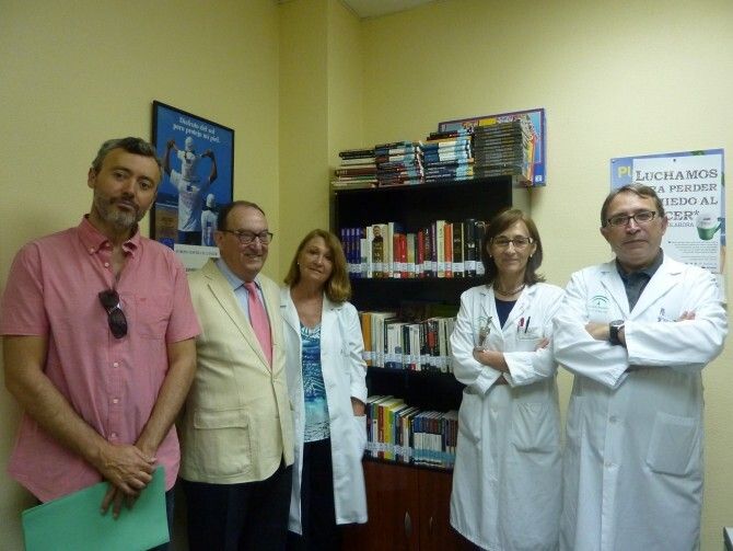 Los pacientes oncológicos del Juan Ramón Jiménez disponen de un nuevo servicio de biblioteca