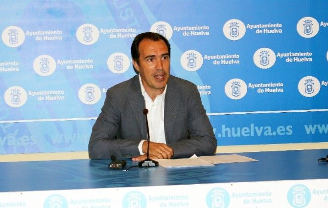 El PSOE reprocha al alcalde de Huelva que haya eliminado el 87% de las partidas para empleo y se gaste el 60% en propaganda