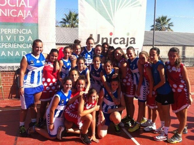Patricia Soler, con las canteranas de Conquero en el Campus de Unicaja