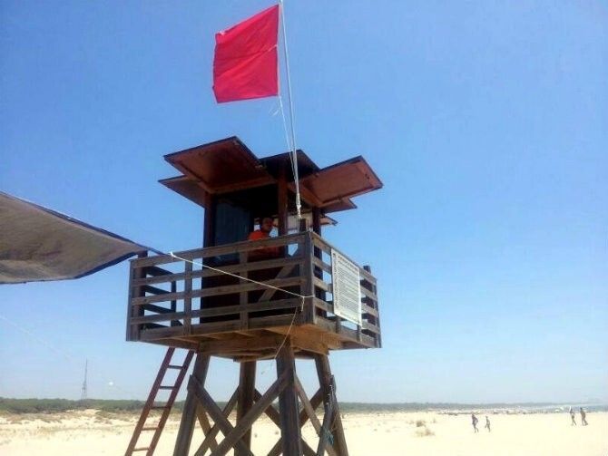 Aconsejan extremar las precauciones en el baño en la playa de La Bota