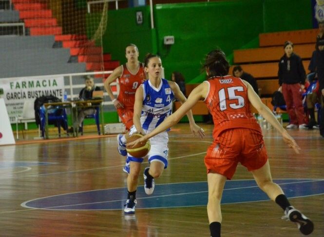 Lucía Pablos apuntala la dirección de juego en el Conquero