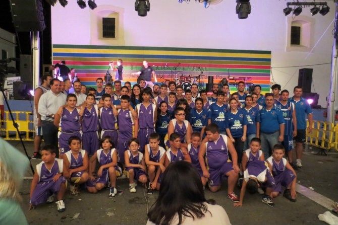 ‘La Comparsa del genio’, de Antonio Martín, congrega a más de 2.000 personas en la Semana Cultural