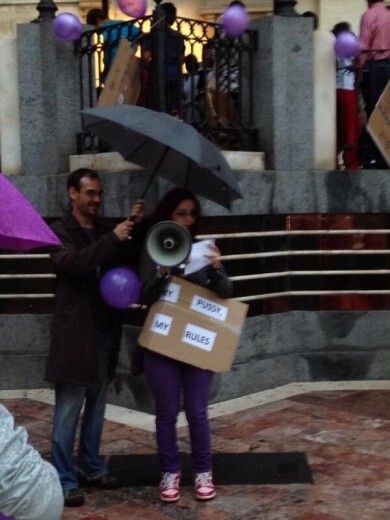 Lluviosa Marea Violeta en la Plaza de las Monjas