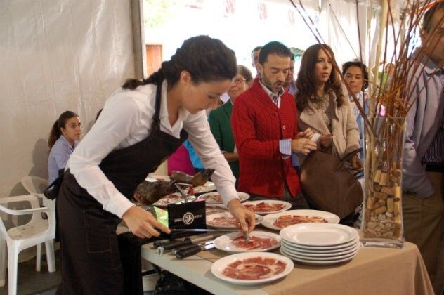El Corte Solidario de Jamón de Jabugo recauda 2.100 euros para becas de estudio para universitarios