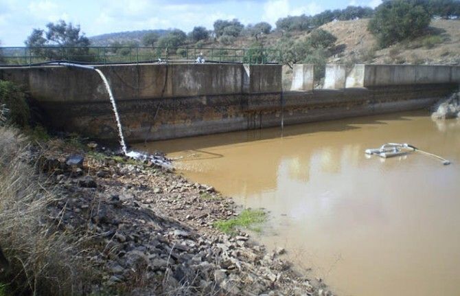 Giahsa cortó anoche el agua en Encinasola tras aparecer peces muertos en el embalse