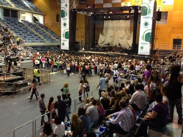 Gran ambiente en el Palacio de Deportes para escuchar a Manuel Carrasco